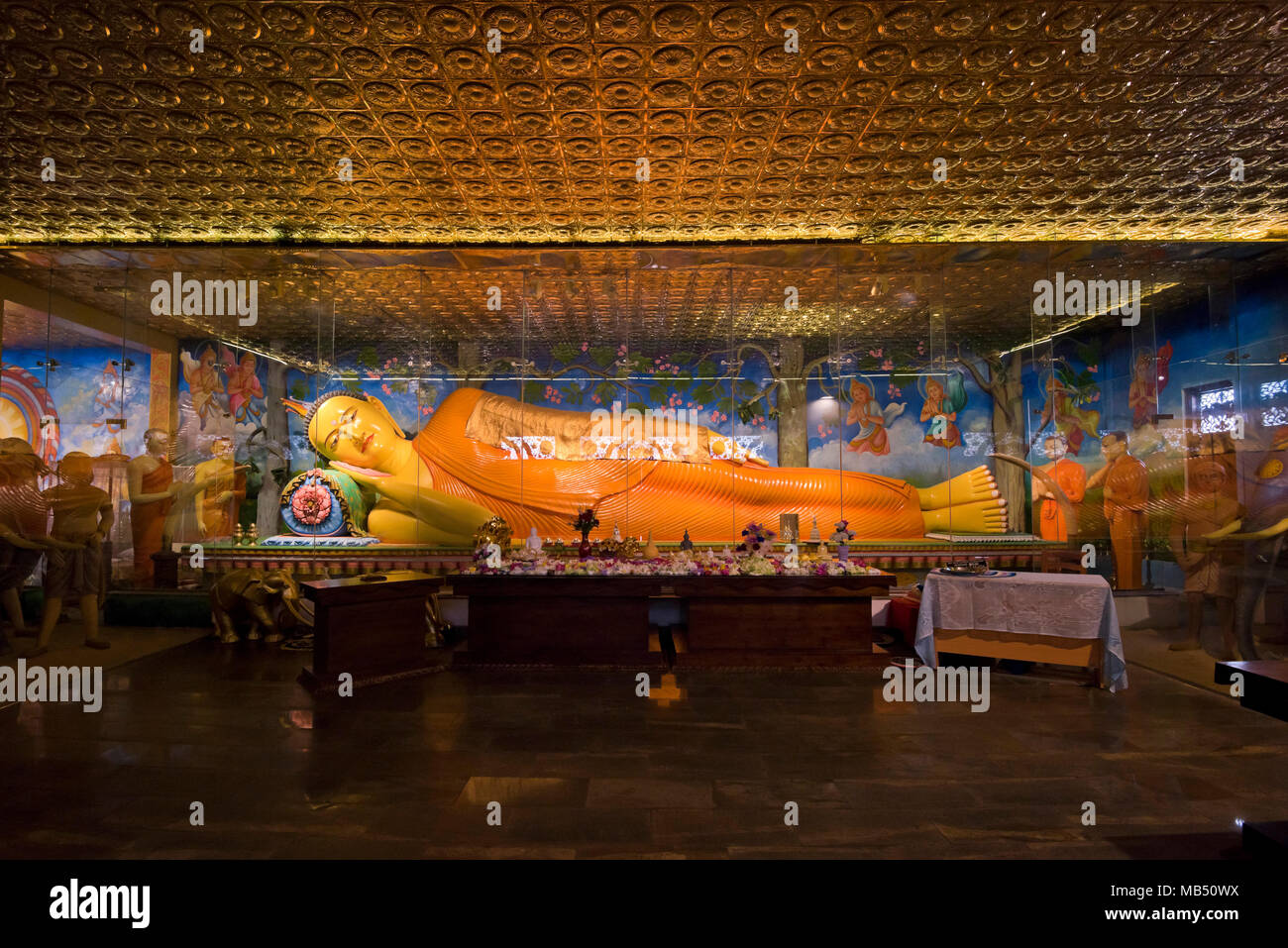 Vista orizzontale del Grande Buddha sdraiato a Ruwanweliseya Dagoba o Stupa in Anuradhapura, Sri Lanka. Foto Stock