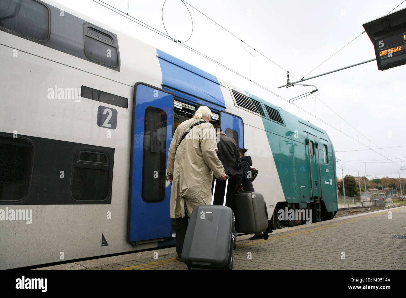 I passeggeri di salire a bordo del treno navetta per gli aeroporti di Fiumicino in Trastevere stazione ferroviaria, Roma, Italia Foto Stock