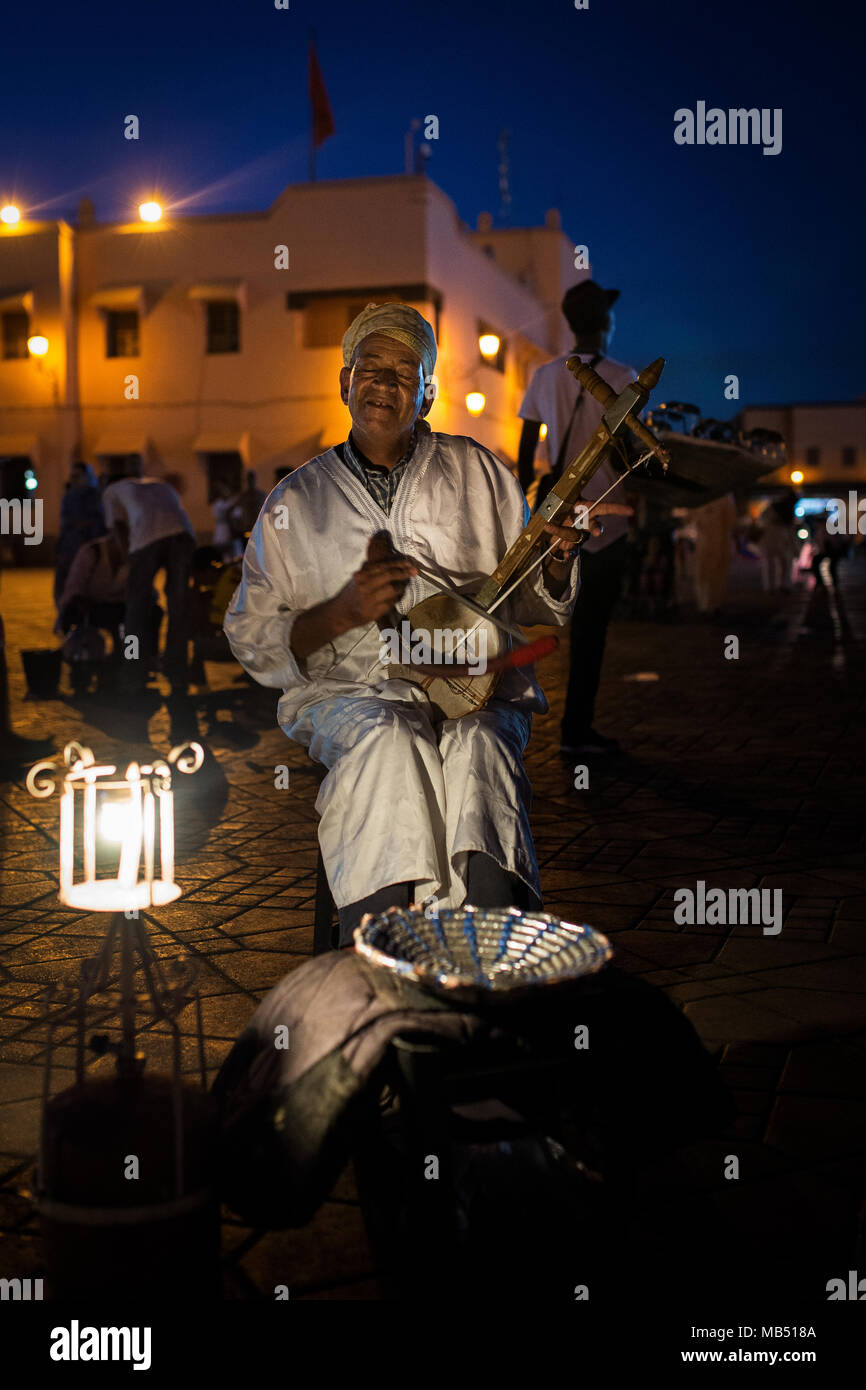 Musicista in piazza Jema El Fna a Marrakech, Marocco Foto Stock