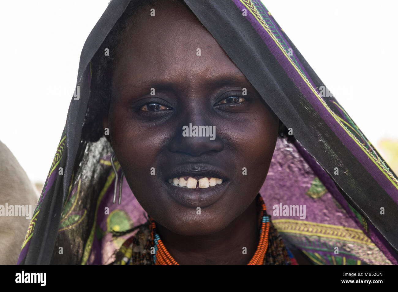 Donna, ritratto con velo, Arbore tribù, Turmi, sud della nazionalità delle nazioni e dei popoli " Regione, Etiopia Foto Stock