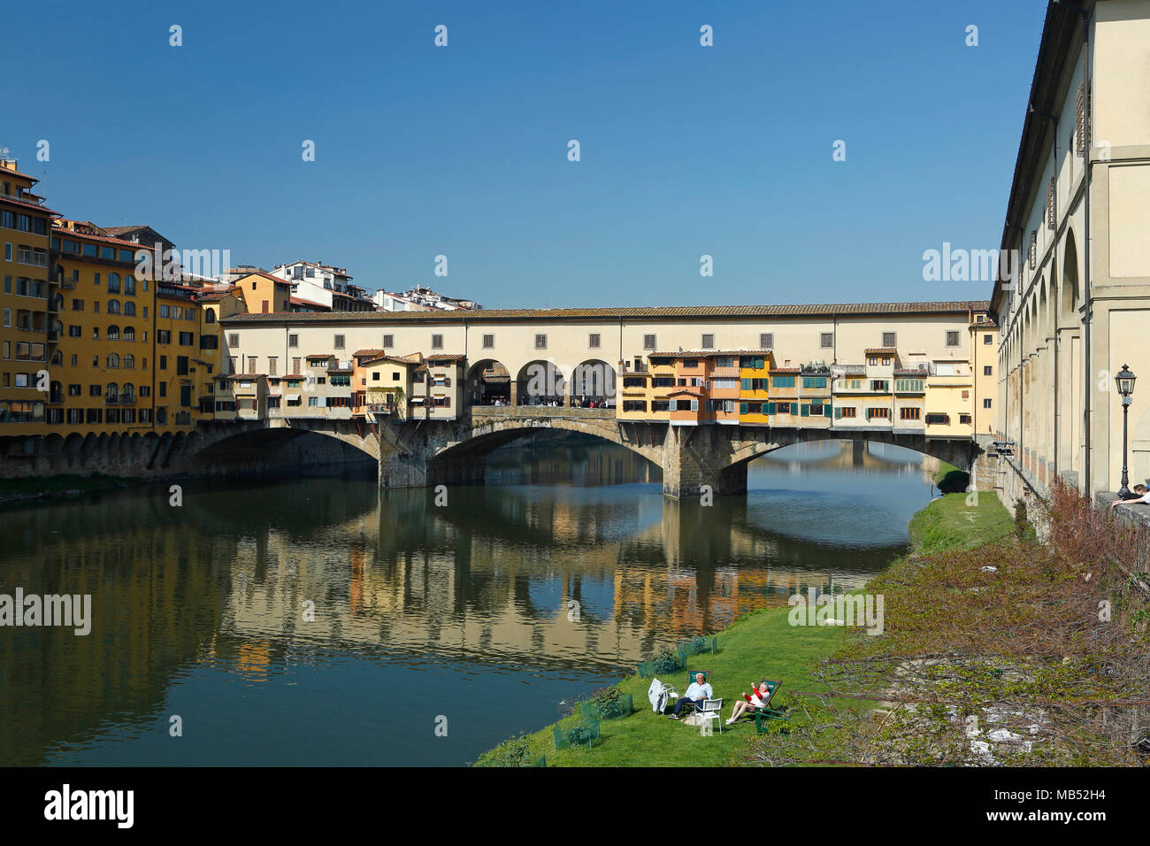Ponte Vecchio, il ponte sul fiume Arno, Firenze, Italia Foto Stock