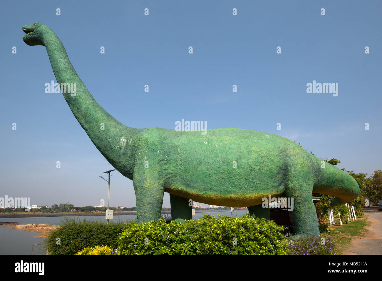 I dinosauri a Kaen Nakhon Lake, Dino Parco Acquatico di Khon Kaen, Isan, Thailandia Foto Stock