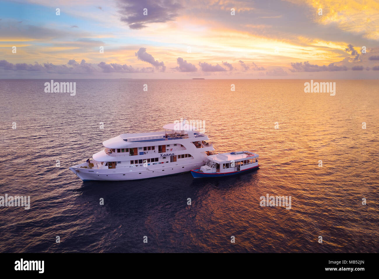 Diving safari nave MS Keana con diving dhoni ancorato al tramonto, Ari Atoll, Oceano Indiano, Maldive Foto Stock