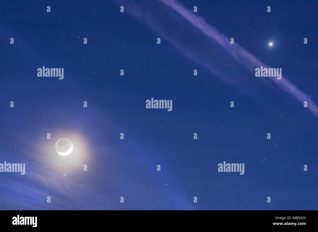 Luna crescente con la terra brilla, nuvole e pianeta Venere Foto Stock