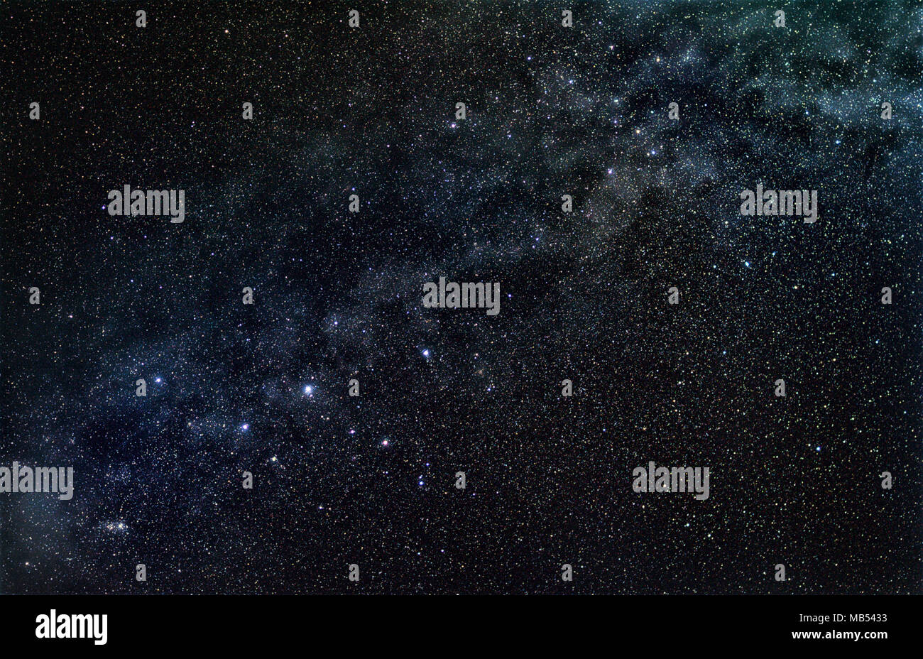 Costellazione Cassiopeia con banda stellare della nostra galassia, la Via Lattea, nel buio cielo stellato Foto Stock