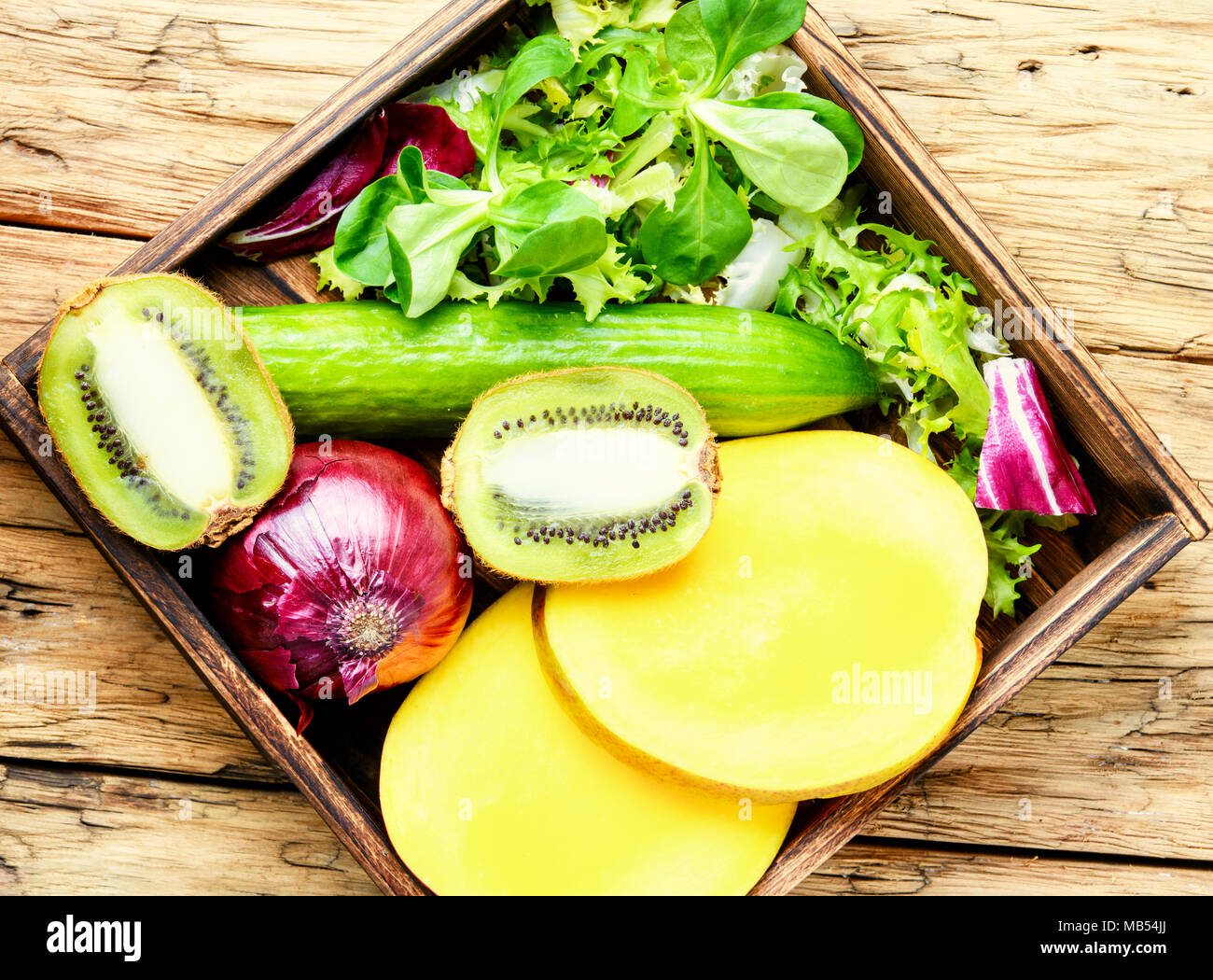 Composizione con frutta fresca e verdura. Detox diet.Organic cibo Foto Stock