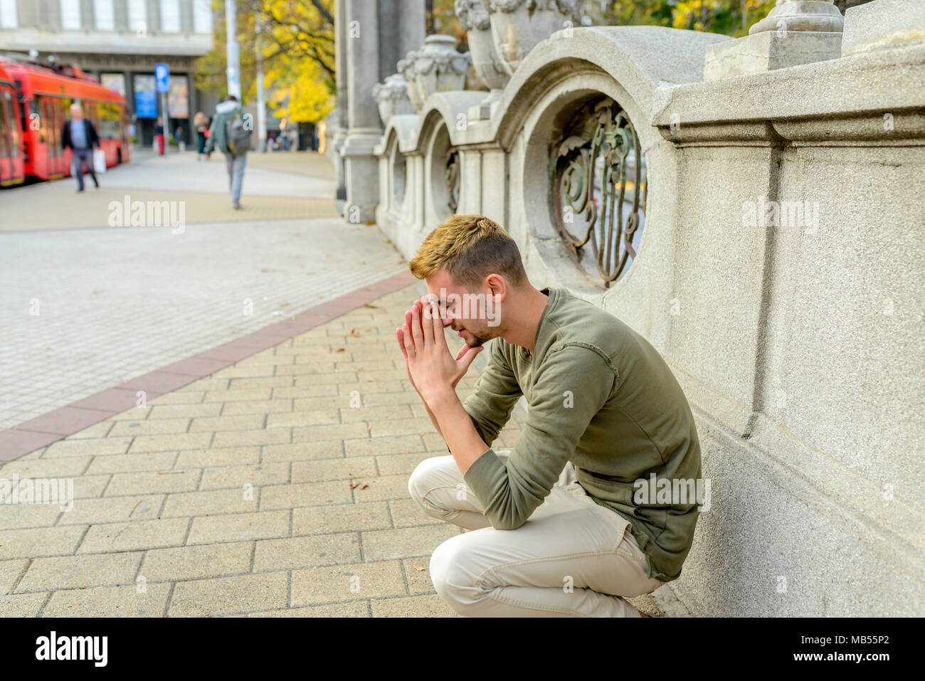 Ha sottolineato l uomo è la preghiera al Dio e sperare in tempi migliori per venire Foto Stock