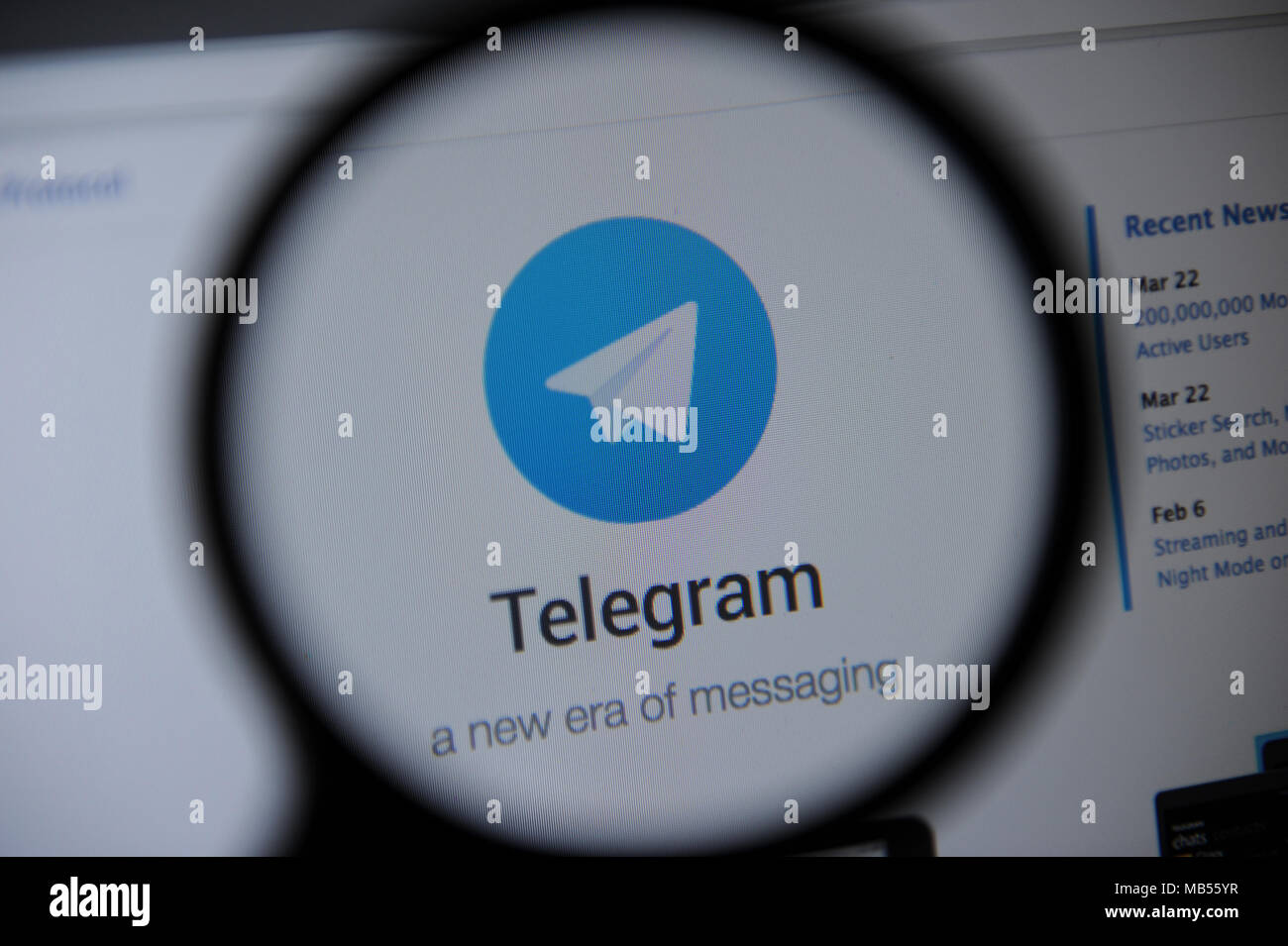 Telegramma il messaging app è visto attraverso una lente di ingrandimento Foto Stock