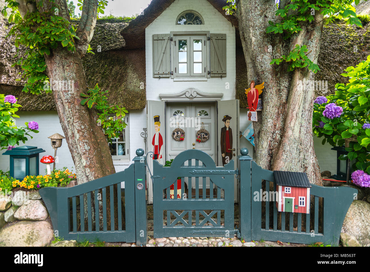 Frisone tradizionale casa con tetto di paglia, Keitum, nel Mare del Nord dell'isola di Sylt, Schleswig-Holstein, Germania del Nord, Europa Foto Stock