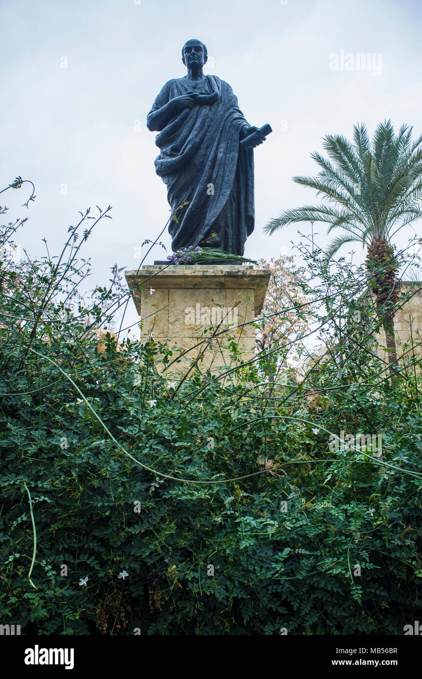 Statua di bronzo di Seneca il giovane tra il gelsomino giardino romano, stoico filosofo. Cordoba, Spagna Foto Stock