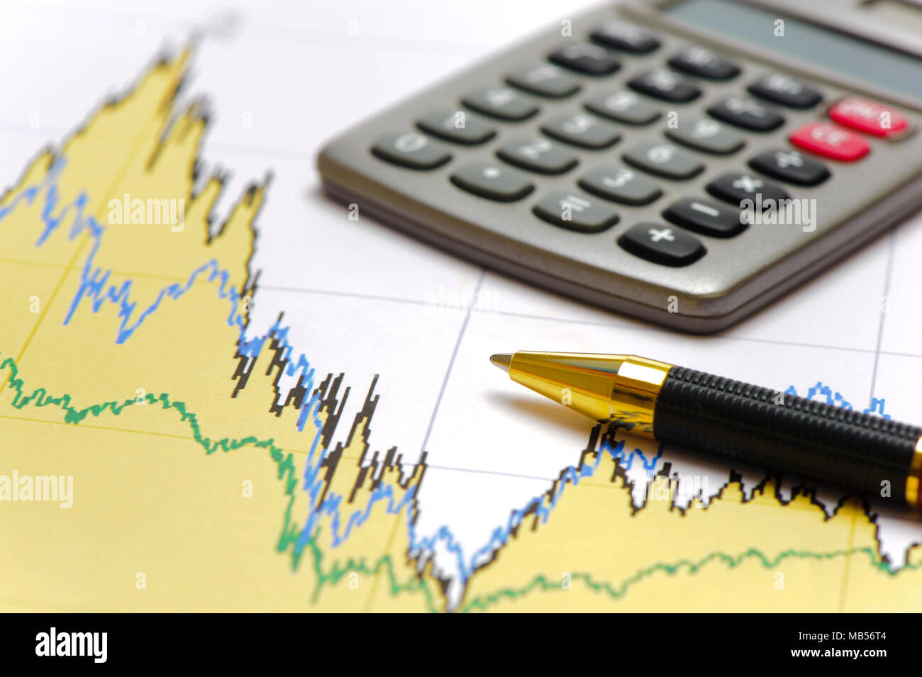 Calcolatrice e matita posa su attività finanziarie grafico Foto Stock