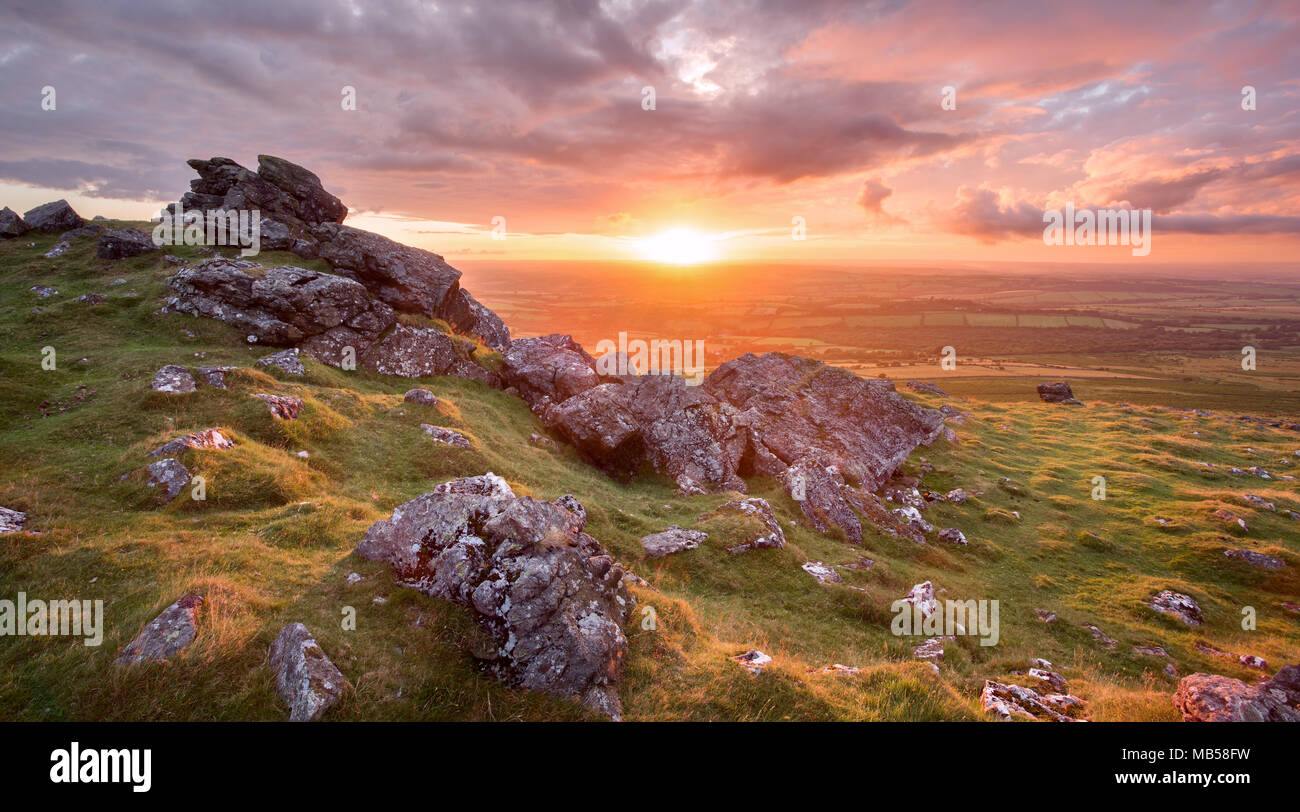 Vivid tramonto su Sourton Tor parco nazionale di Dartmoor Devon UK Foto Stock