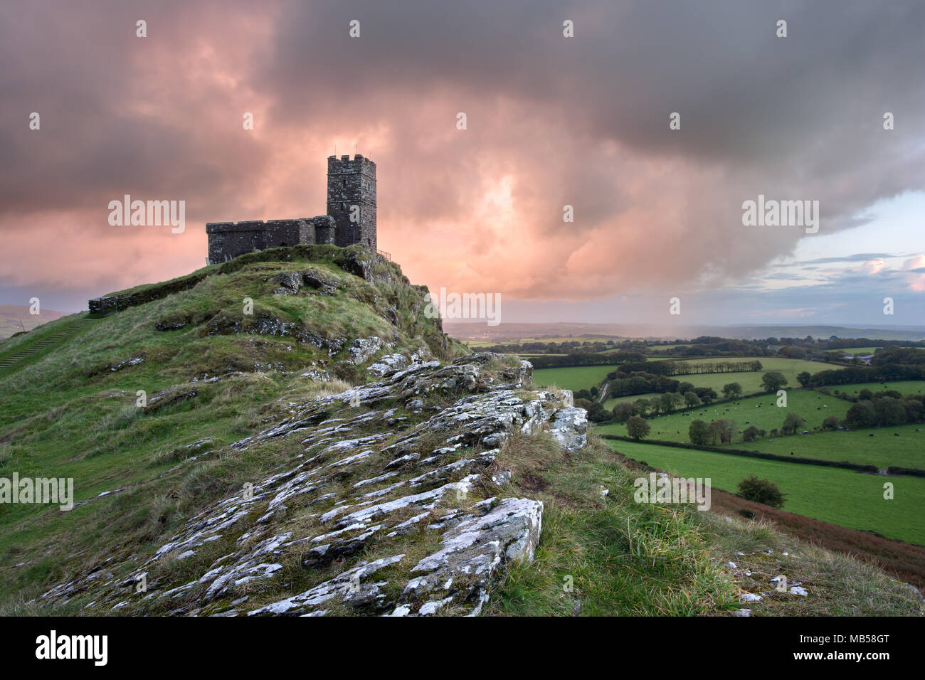 Cielo tempestoso sulla chiesa Brentor Devon UK Foto Stock