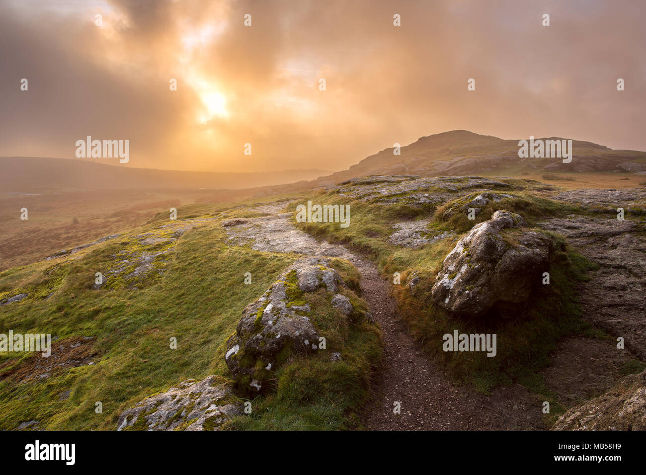 Sunrise drammatica sulla sella tor parco nazionale di Dartmoor Devon UK Foto Stock