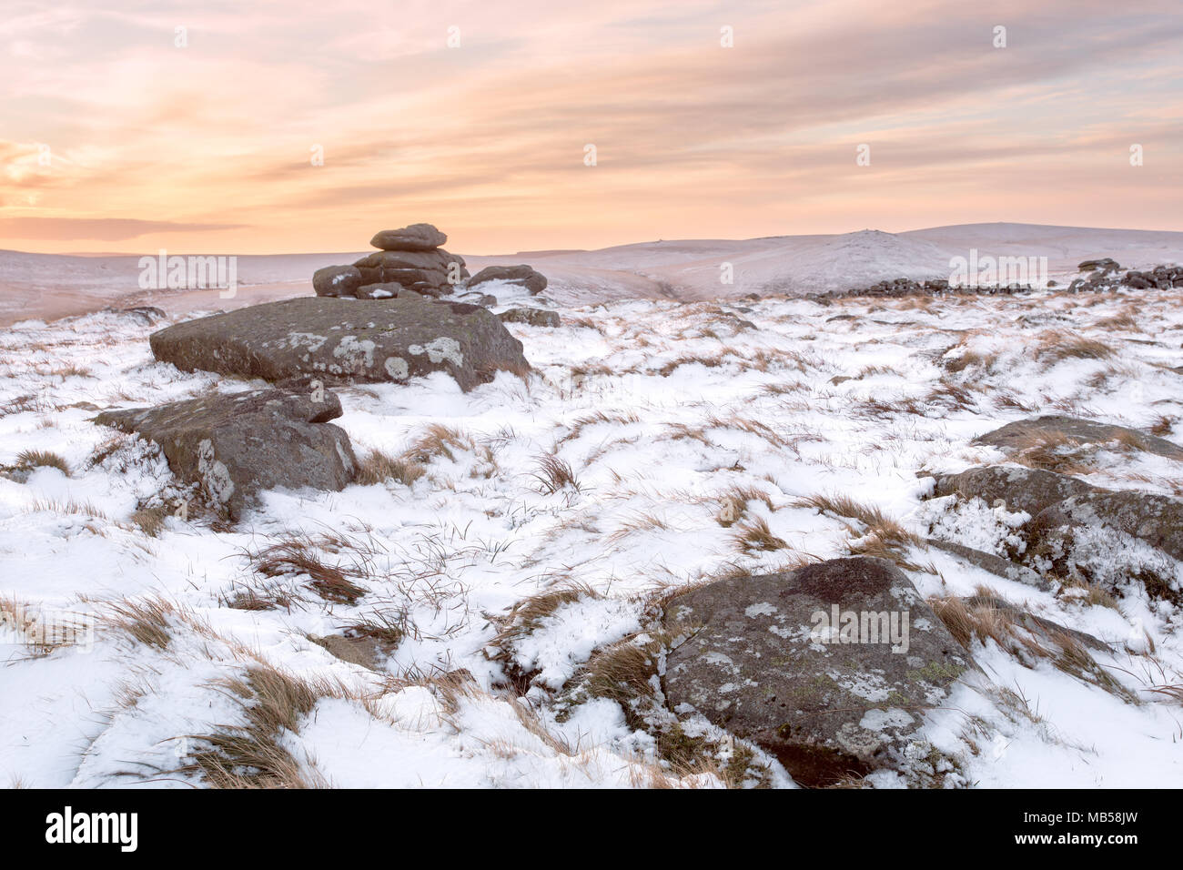 In inverno la neve su Belstone tor di sunrise, Parco Nazionale di Dartmoor Devon UK Foto Stock