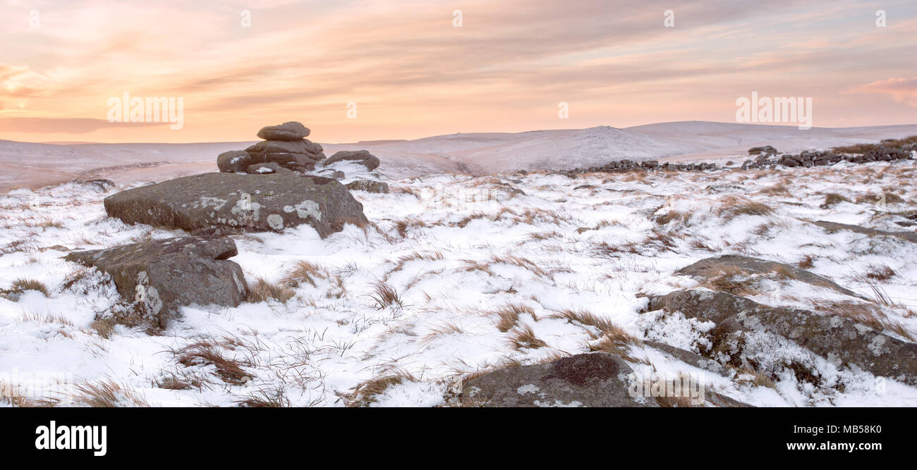 In inverno la neve su Belstone tor di sunrise, Parco Nazionale di Dartmoor Devon UK Foto Stock