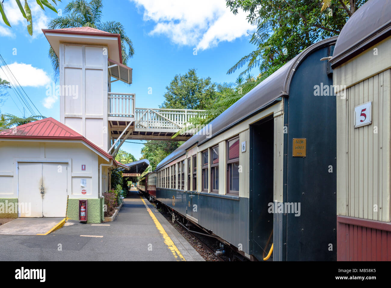 Kuranda Scenic Railway parcheggiato nella stazione di Kuranda Foto Stock