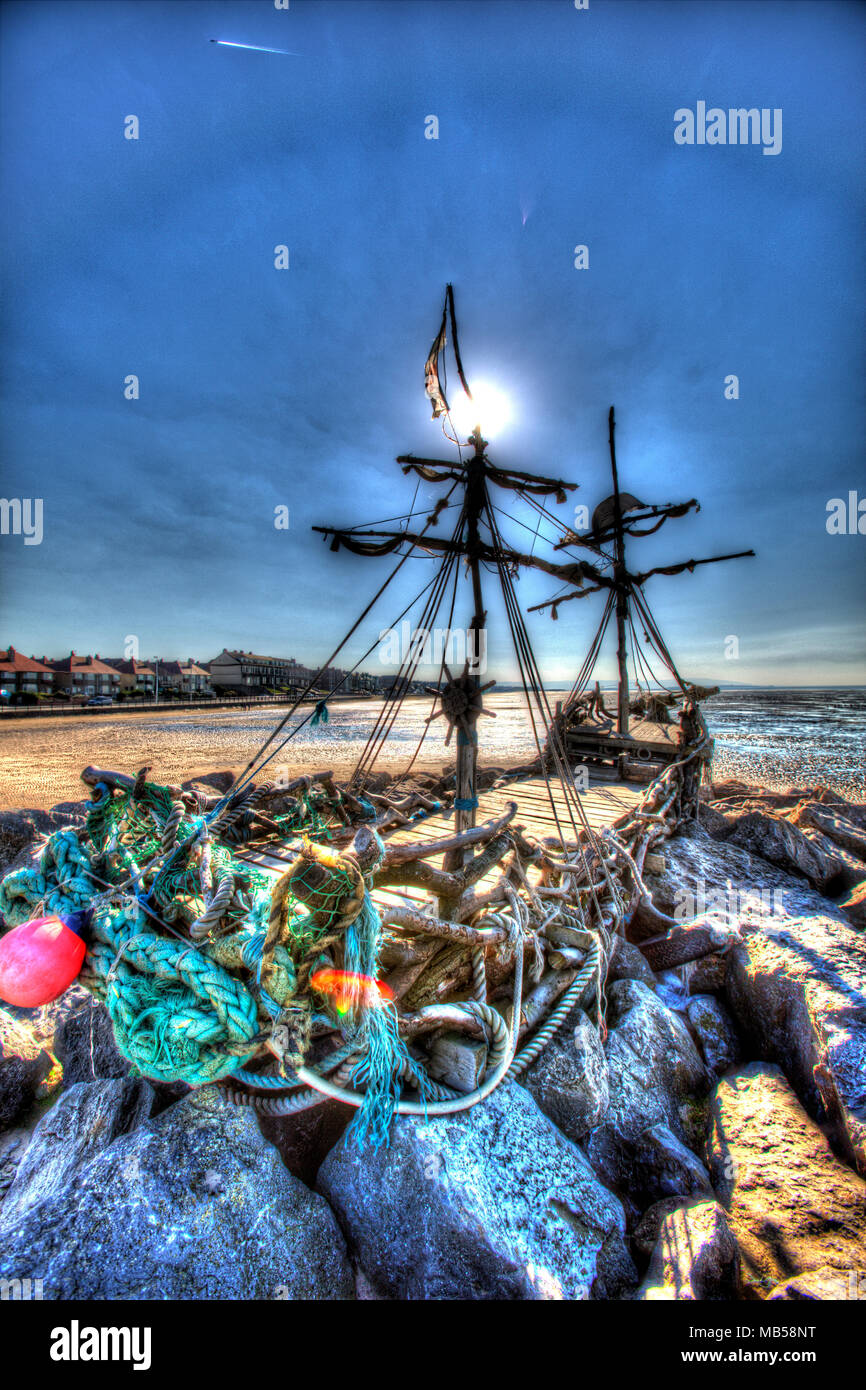 Wirral Peninsula, Inghilterra. Stagliano artistico vista della grazia Darling la nave dei pirati sulle rive di Hoylake. Foto Stock
