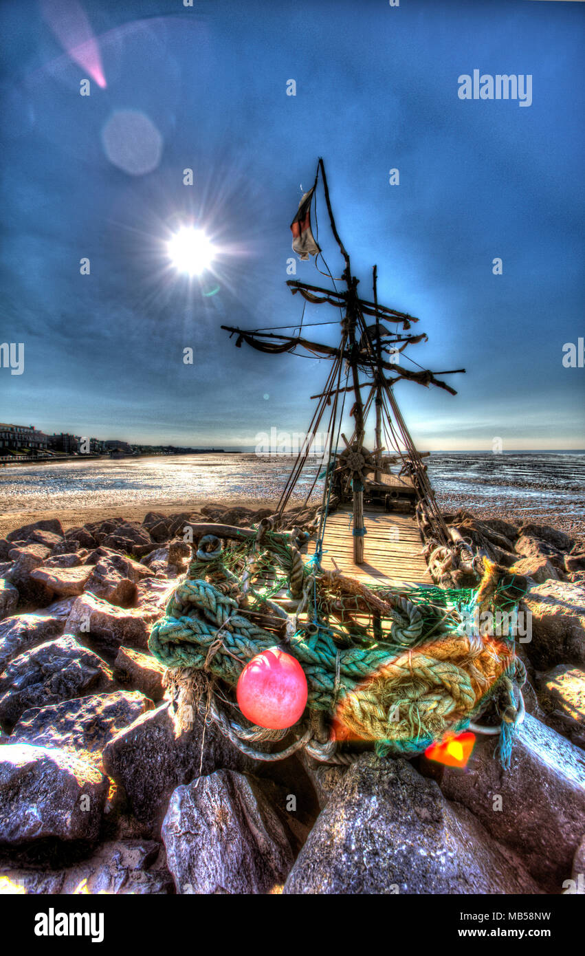 Wirral Peninsula, Inghilterra. Stagliano artistico vista della grazia Darling la nave dei pirati sulle rive di Hoylake. Foto Stock