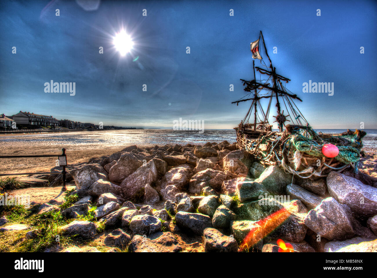 Wirral Peninsula, Inghilterra. Stagliano artistico vista della grazia Darling la nave dei pirati sulle rive di Hoylake. Foto Stock