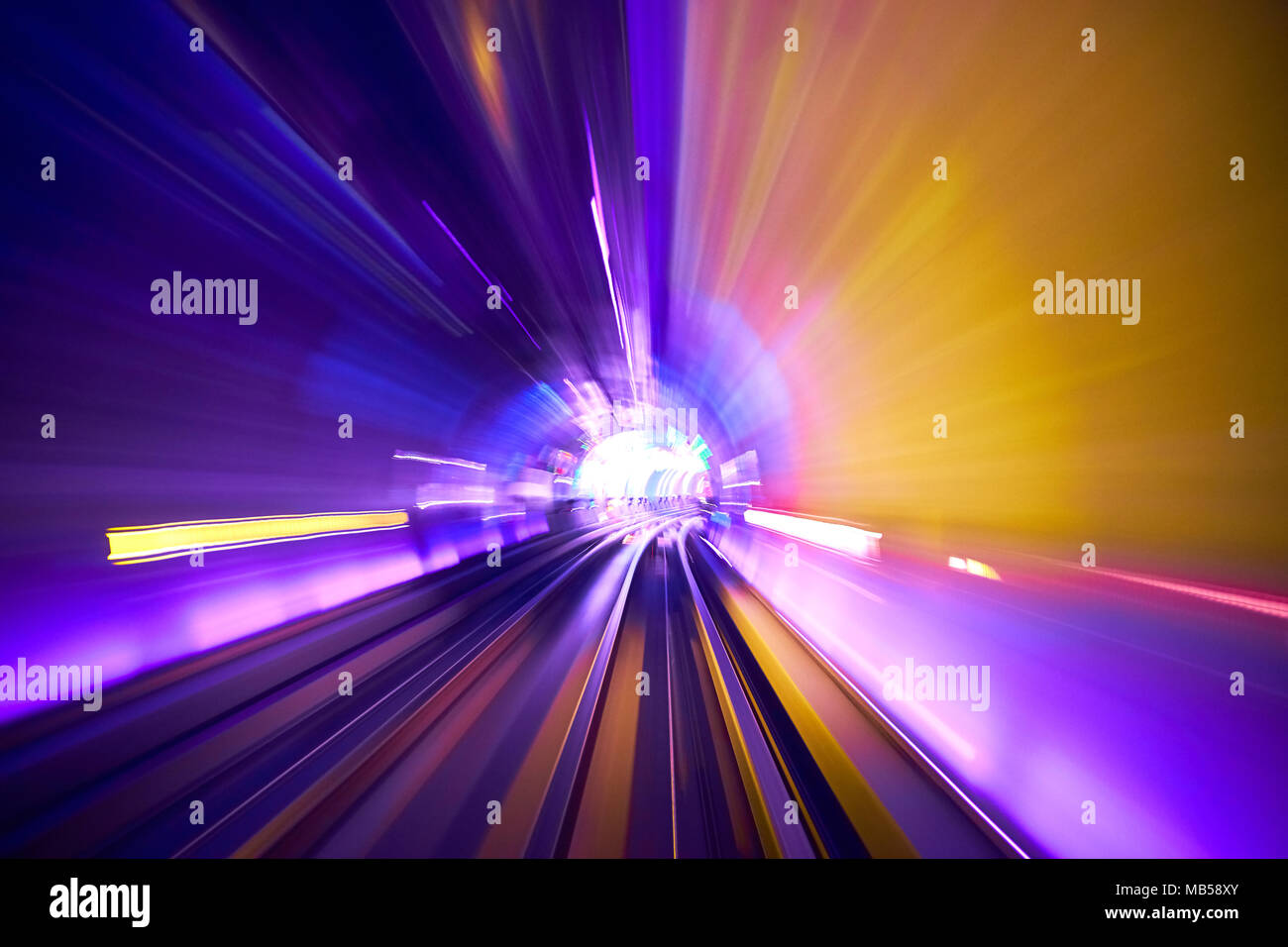 Muovendosi sulla linea ferroviaria con differenti pattern di luce dal lungo la velocità dello shutter per creare bellissime motion blur sullo sfondo Foto Stock