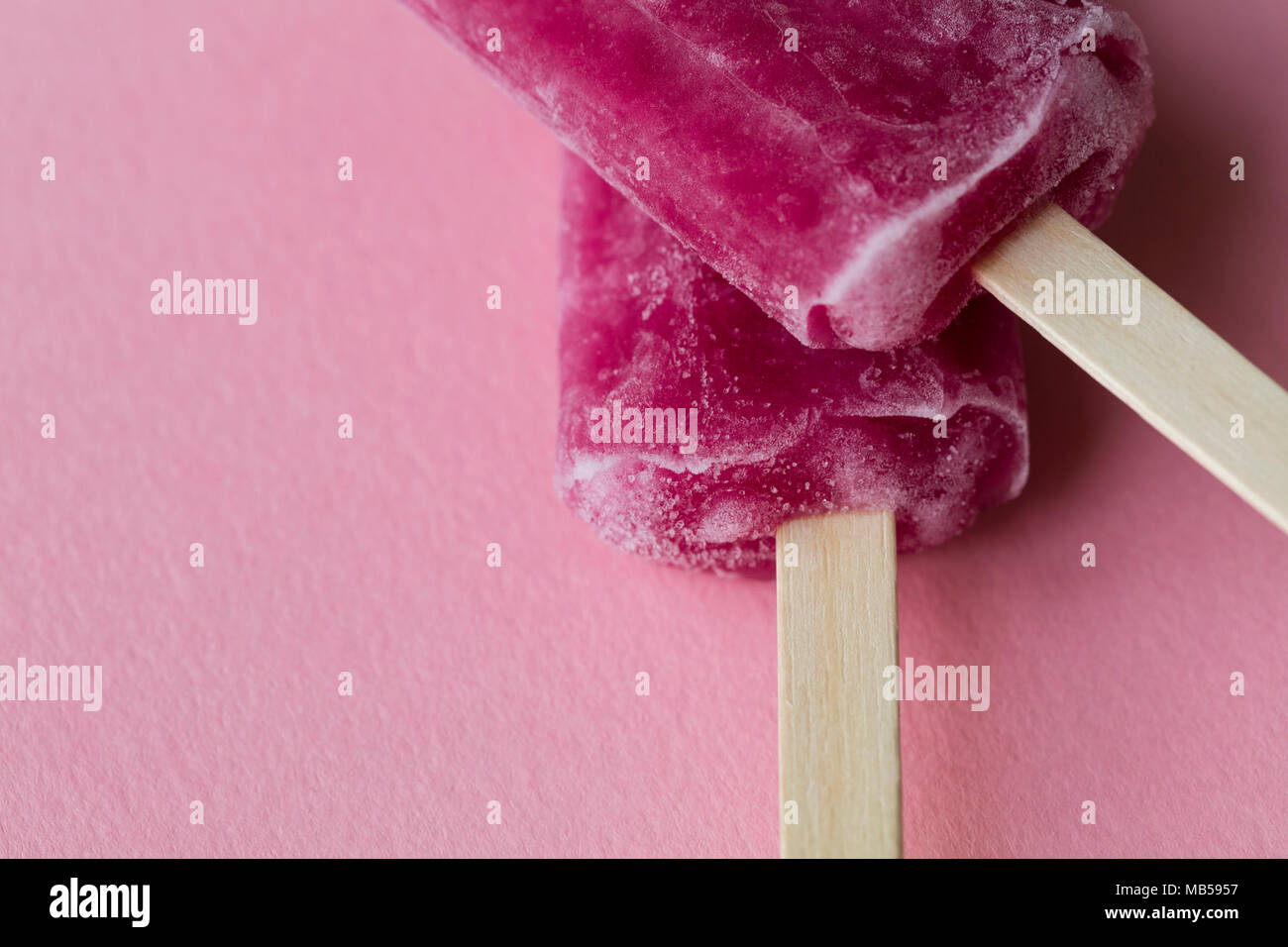 Aroma di lampone estate ghiaccioli su uno sfondo rosa Foto Stock