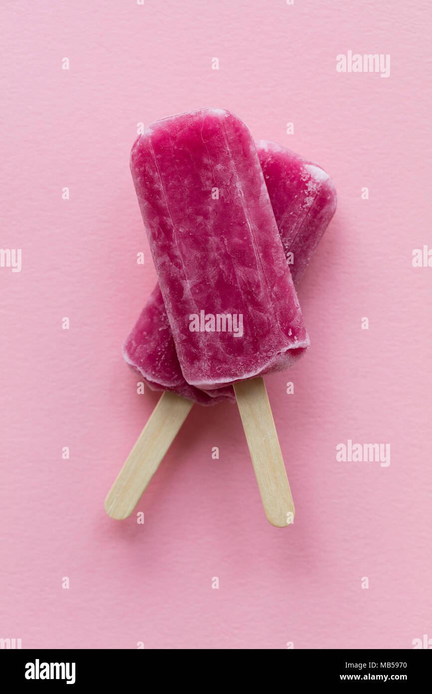 Aroma di lampone estate ghiaccioli su uno sfondo rosa Foto Stock