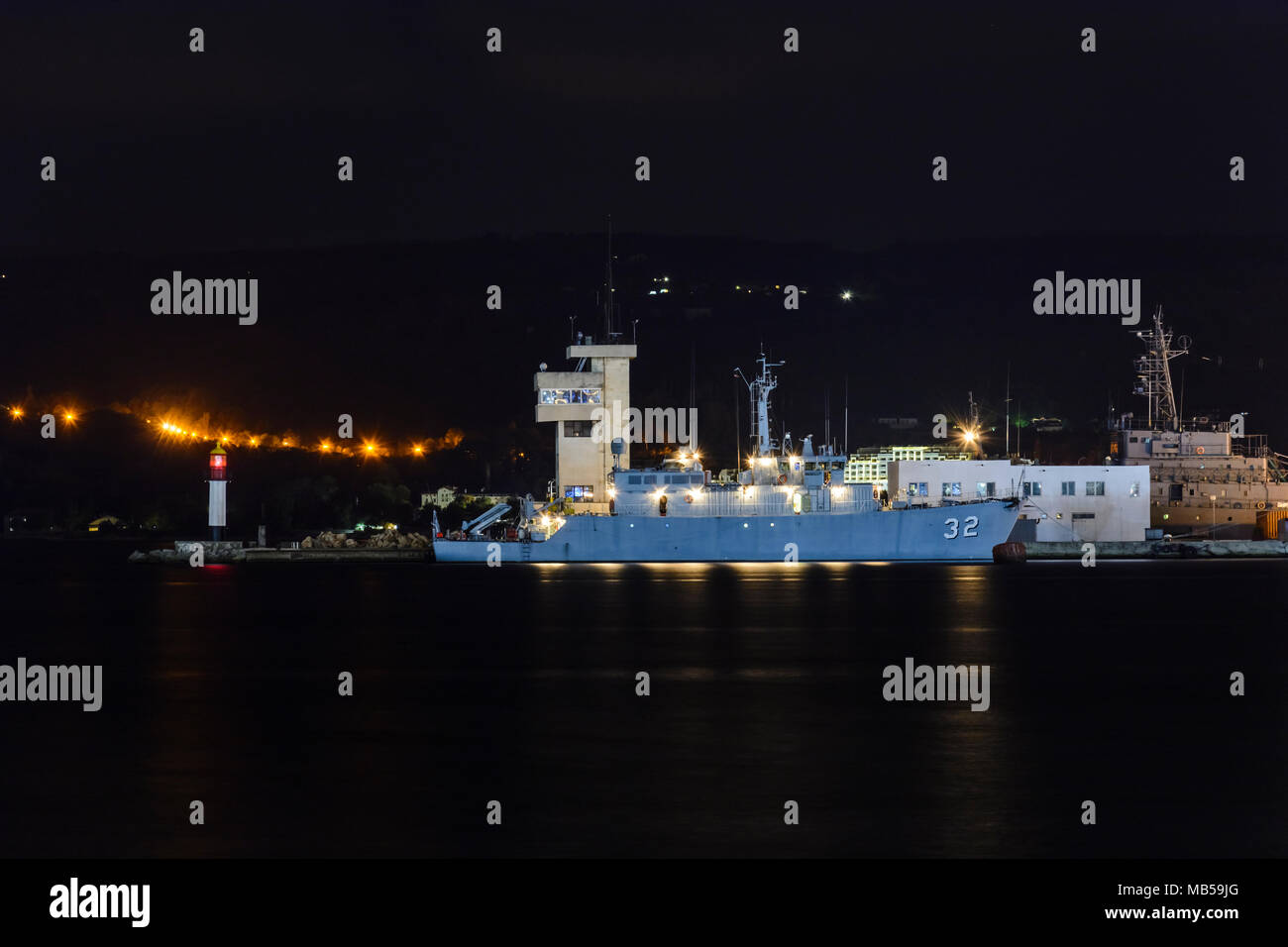 Nave da Guerra nel porto di Varna di notte, Bulgaria Foto Stock