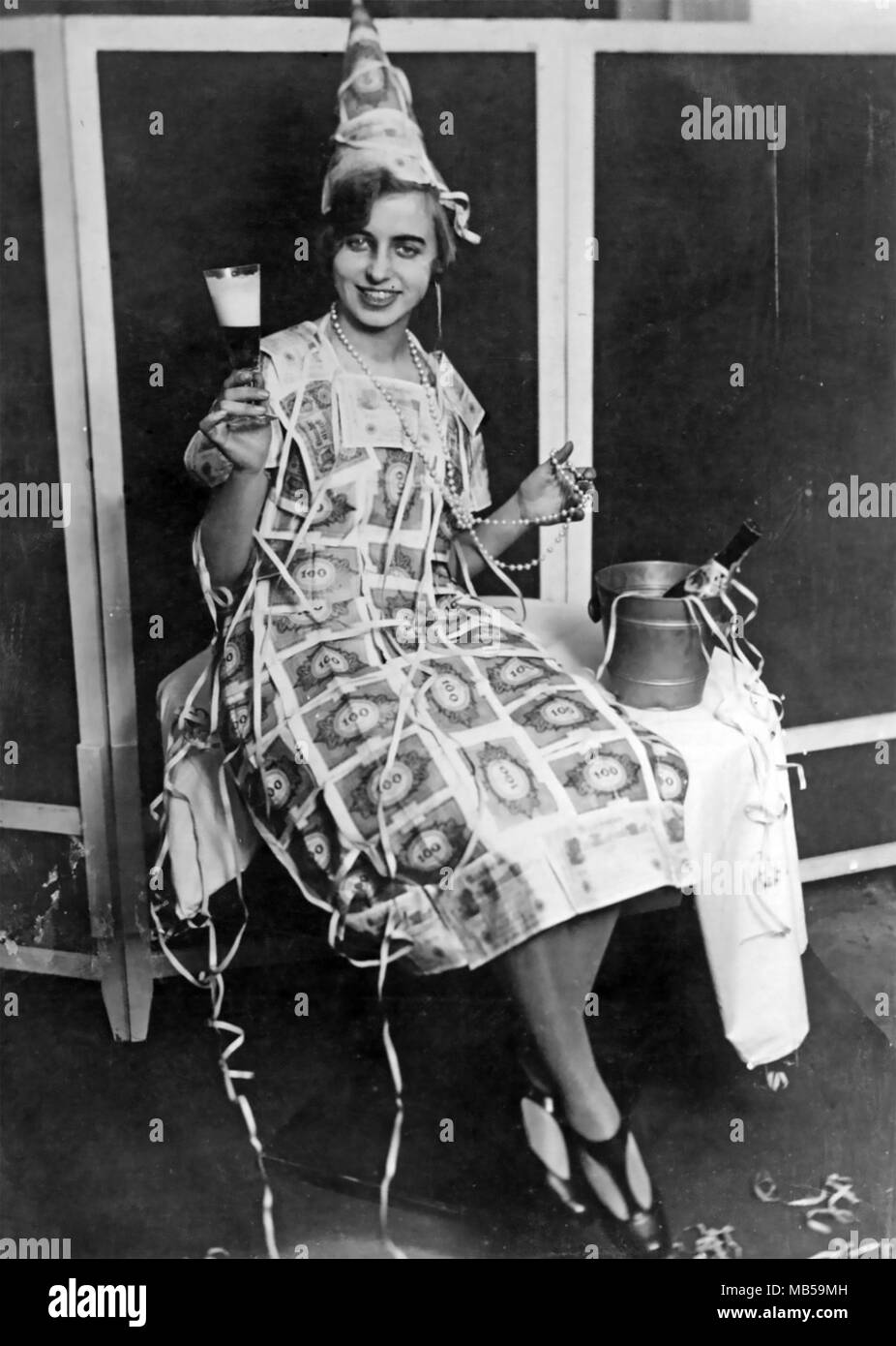 Repubblica di Weimar iperinflazione 1918-1924. Vestito di DM100 note. Foto Stock