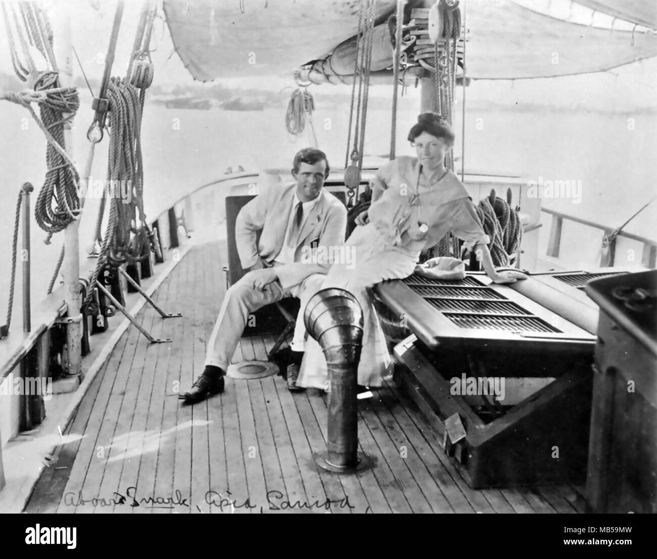 JACK LONDON (1876-1916) lo scrittore americano con la seconda moglie Charmian Kittredge durante la loro 1907 crociera a bordo di yacht Snark alle Hawaii e Austraia. Foto Stock