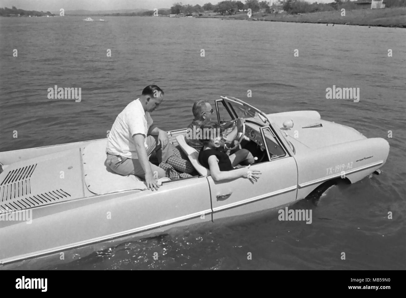 Il presidente statunitense Lyndon B. Johnson (1908-1973) di pilotaggio di un Amphicar in un lago sul suo Johnson City, Texas, ranch in aprile 1965 Foto Stock
