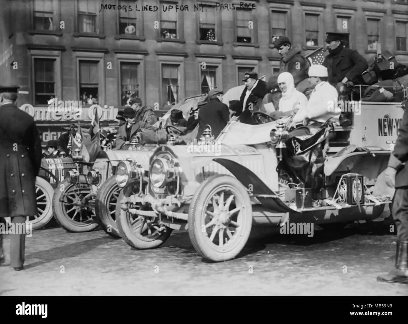 1908 NEW YORK A PARIGI AUTO RACE. Le vetture schierate al via in Times Square il 12 febbraio con una De Dion-Bouton a destra Foto Stock