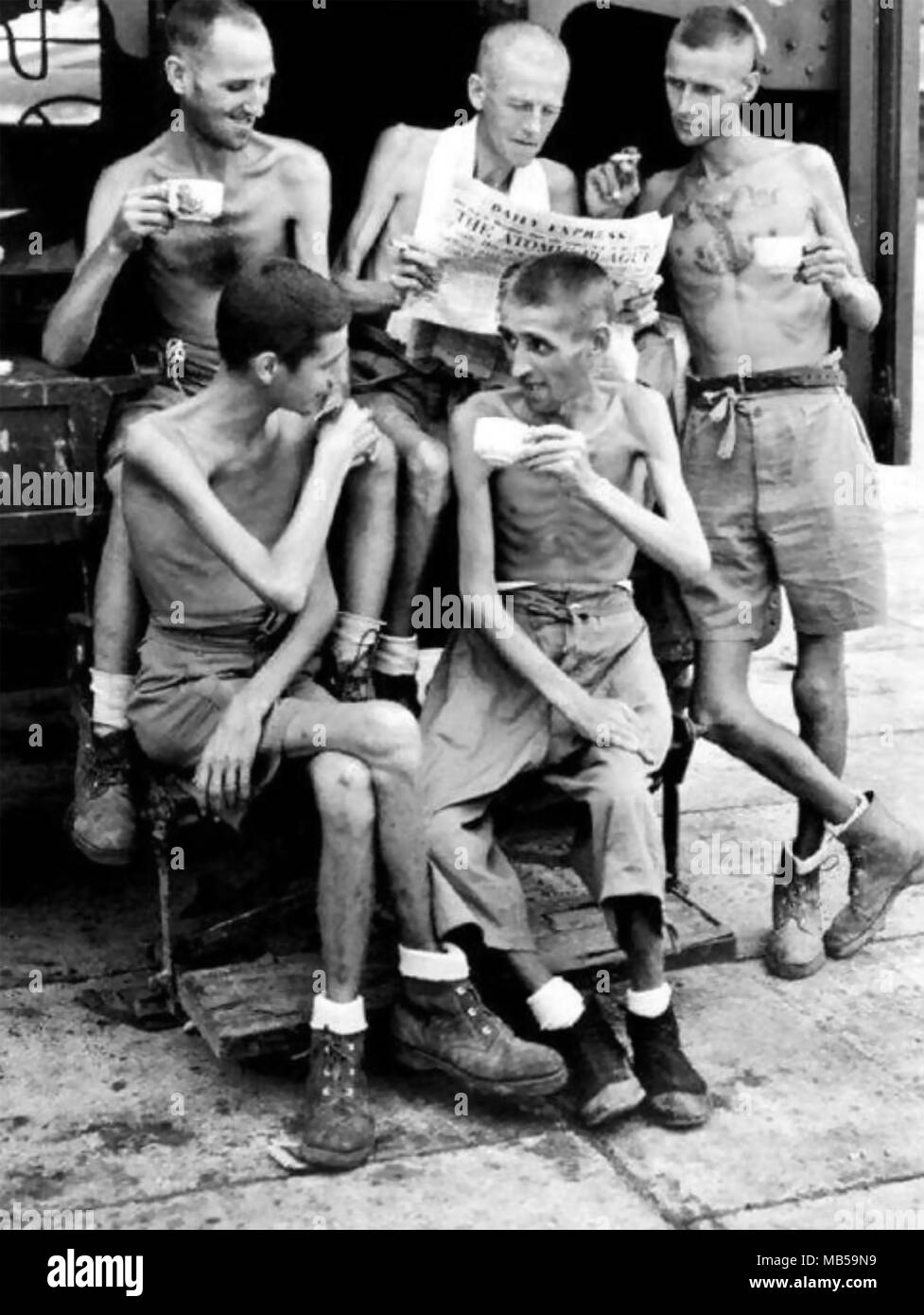 BRITISH POWs nel 1945 dopo il rilascio da un giapponese di lavorare sul campo i Pekanburu Ferrovia della Morte in Sumatra nel 1945 Foto Stock