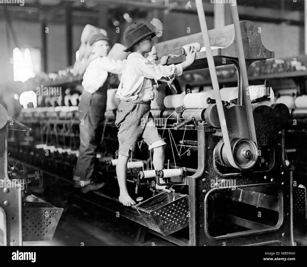 LEWIS HINE (1874-1940) sociologo americano e fotografo. La sua fotografia circa 1908 dei bambini lavoratori ad una filatura cotoniera mill Foto Stock