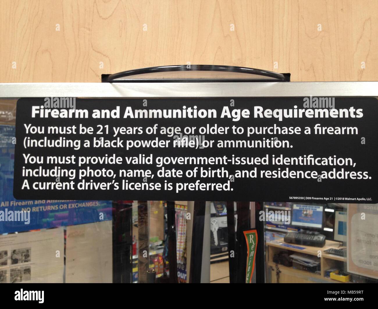 Un Walmart Supercenter posti un segno che annuncia la loro nuova arma da fuoco e le munizioni politica di vendita. Per poter acquistare un arma da fuoco o munizioni è necessario n. Foto Stock