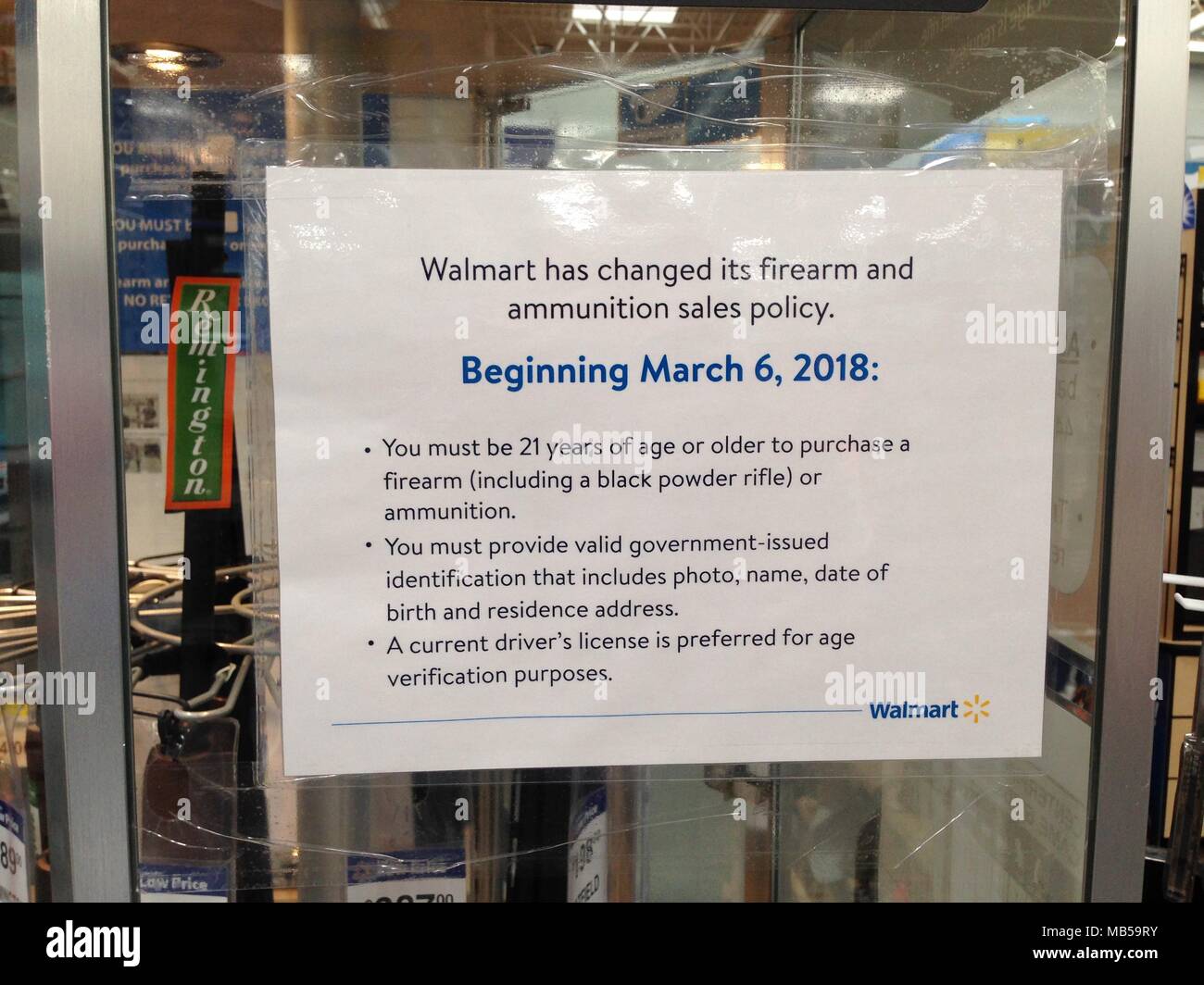 Un Walmart Supercenter posti un segno che annuncia la loro nuova arma da fuoco e le munizioni politica di vendita. Per poter acquistare un arma da fuoco o munizioni è necessario n. Foto Stock