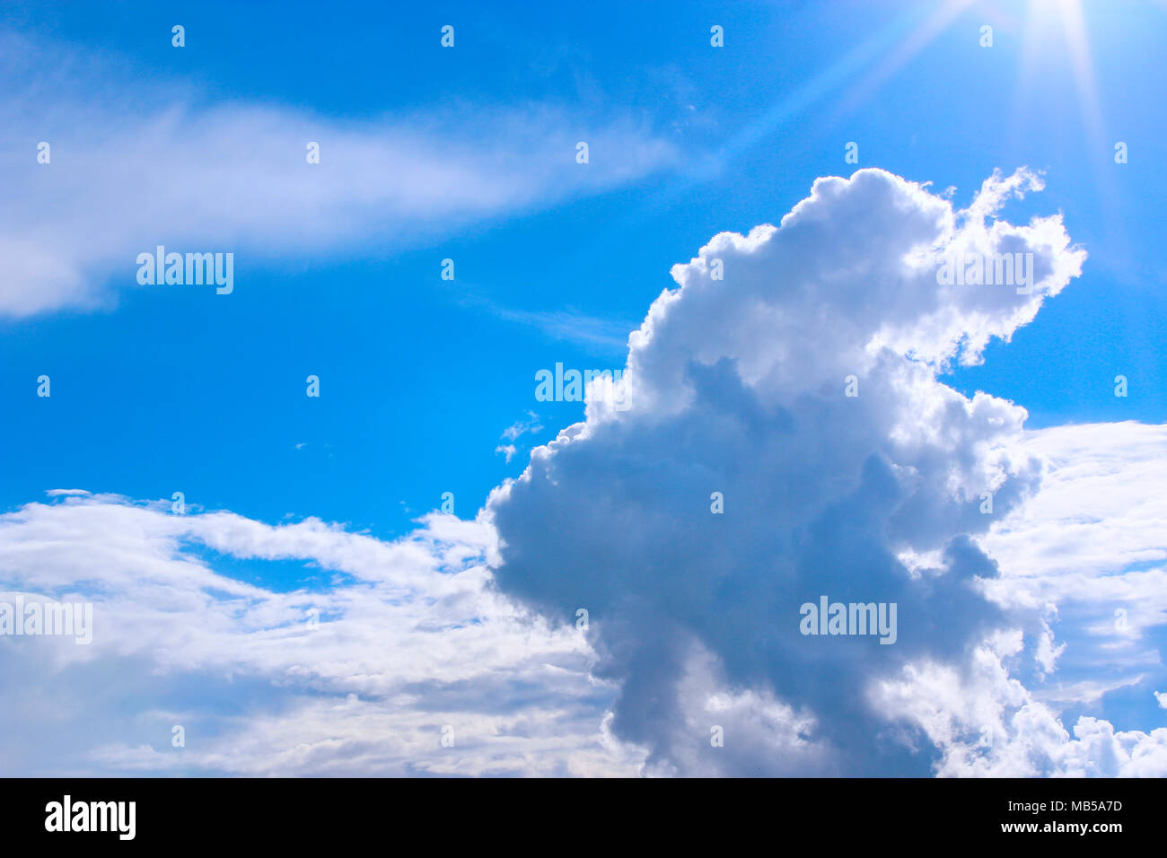 Bella nuvole bianche sul cielo blu con raggi di sole Foto Stock