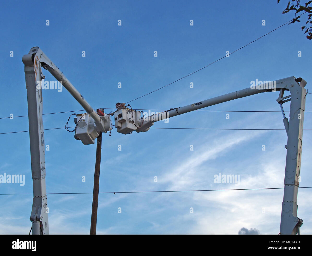 Lavoratori di emergenza riparazione danneggiato il filo elettrico che ha causato una potenza outtage, Orlando, Florida © Katharine Andriotis Foto Stock