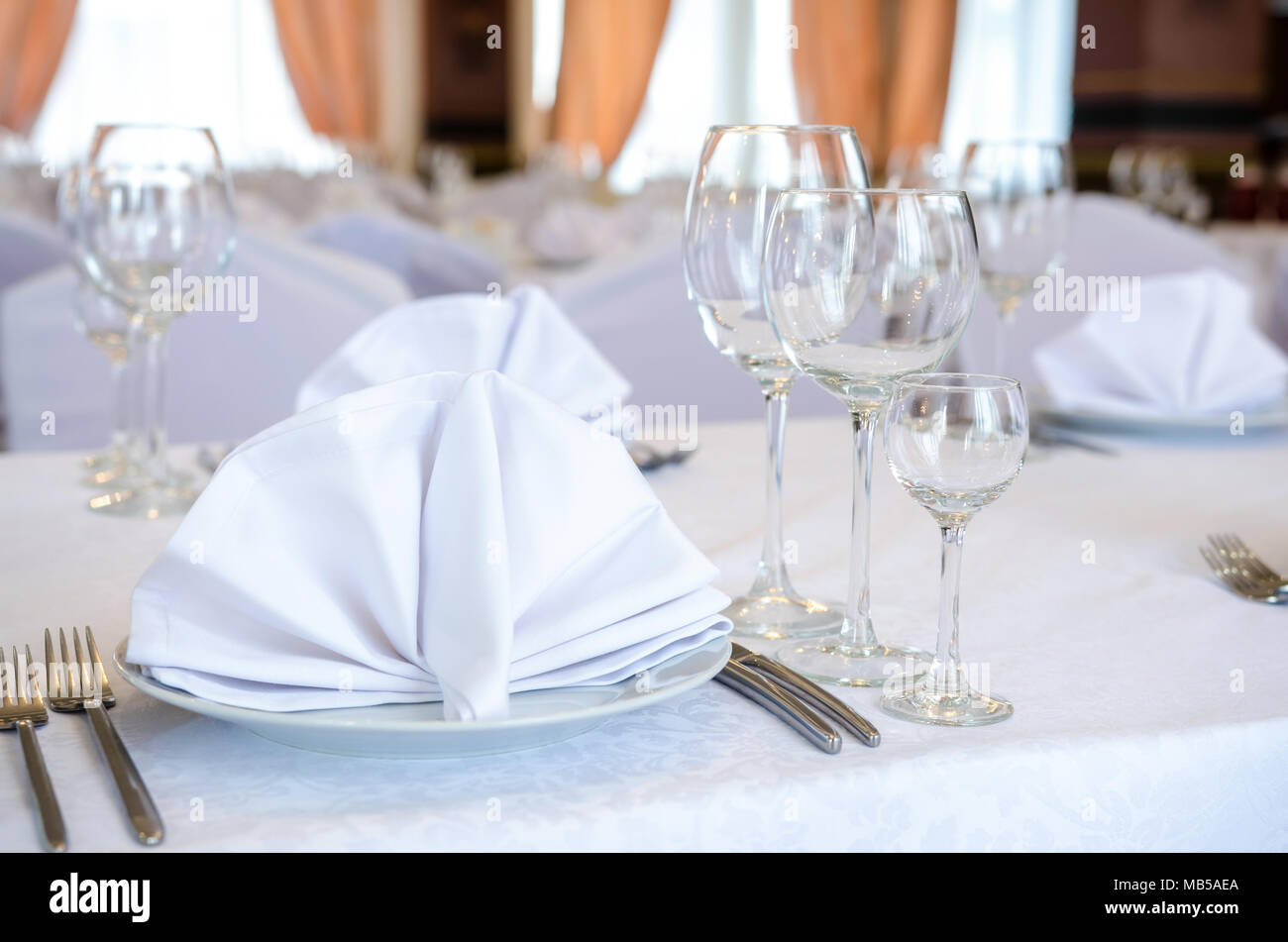 Impostazione tabella, elegante ristorante interno Foto Stock