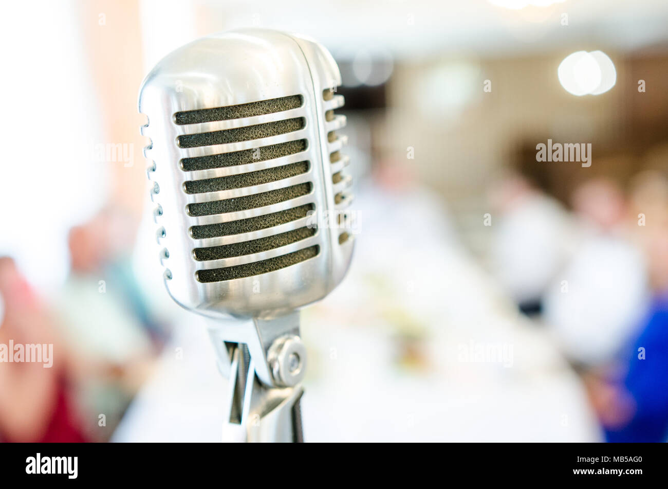 Microfono retrò su luce sfondo sfocato. Microfono vicino-fino al ristorante Foto Stock