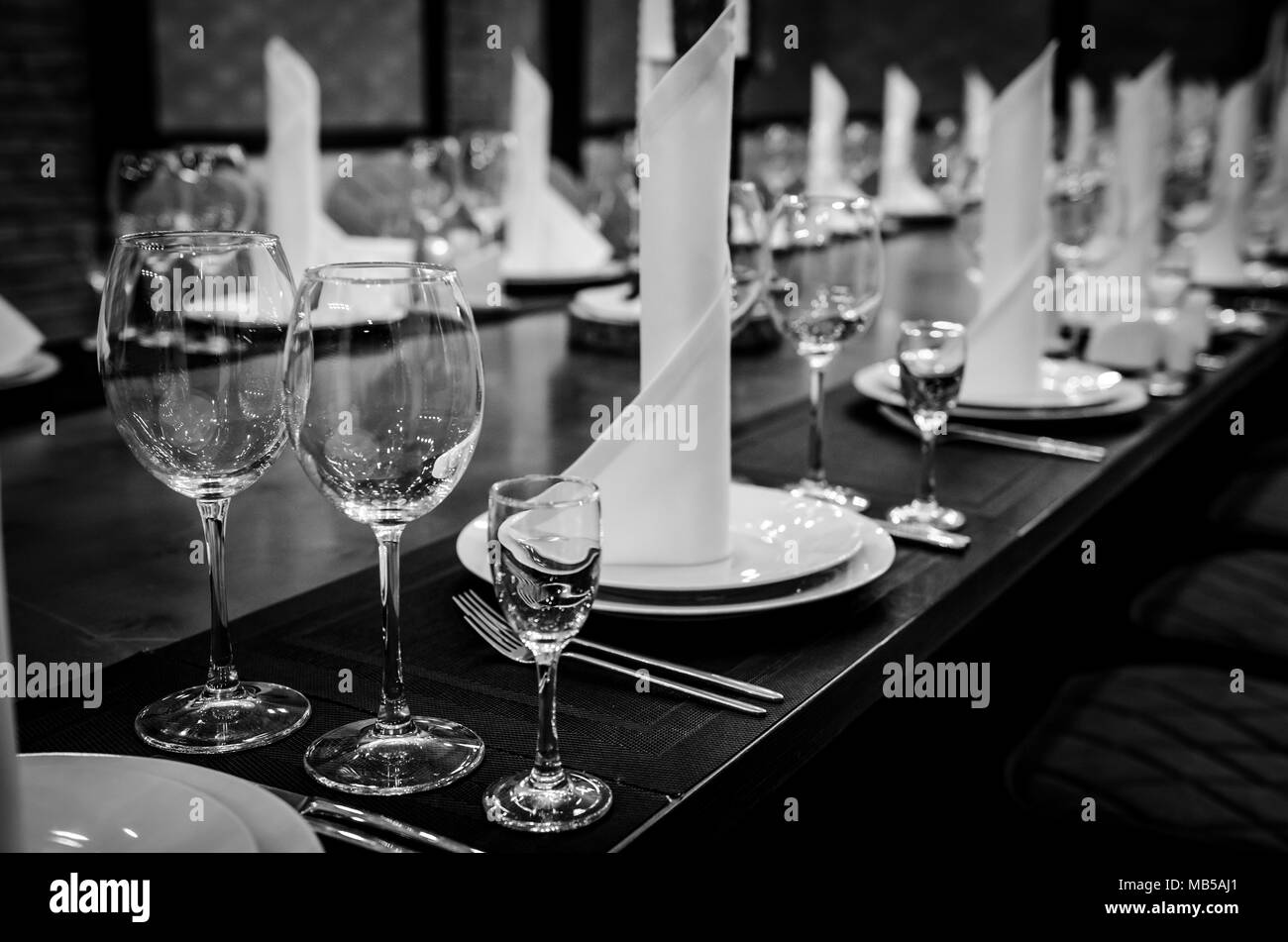 Impostazione tabella per la cena. La fotografia in bianco e nero Foto Stock