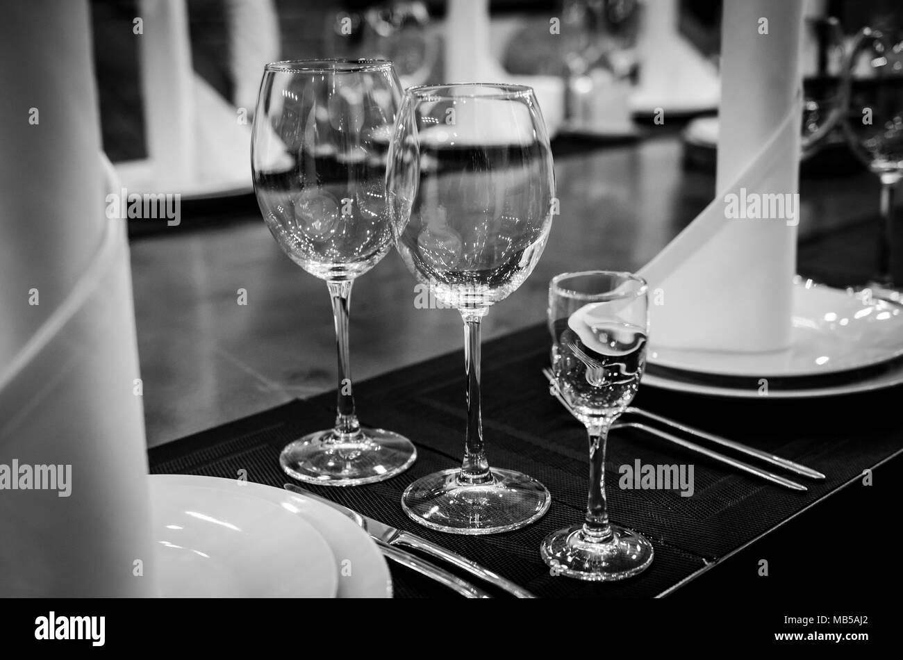 Bicchieri vuoti nel ristorante. Impostazione tabella per la cena Foto Stock