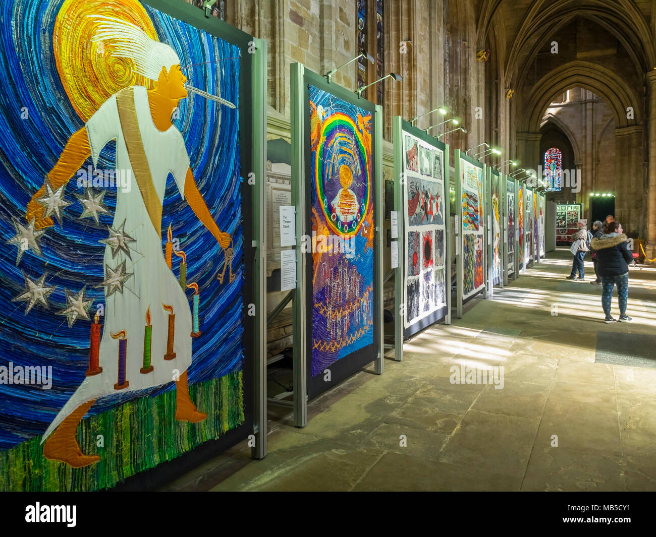 Thread attraverso la rivelazione, un display di 14 pannelli in seta da artista Jacqui Morbo di Parkinson che mostra tutte le scene dal libro della rivelazione, nella cattedrale di Ripon Foto Stock