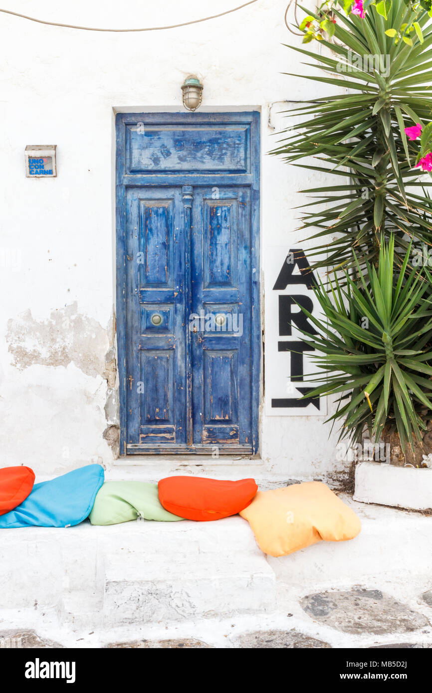 Il Blue Door, cuscini colorati, Mykonos, Grecia Foto Stock