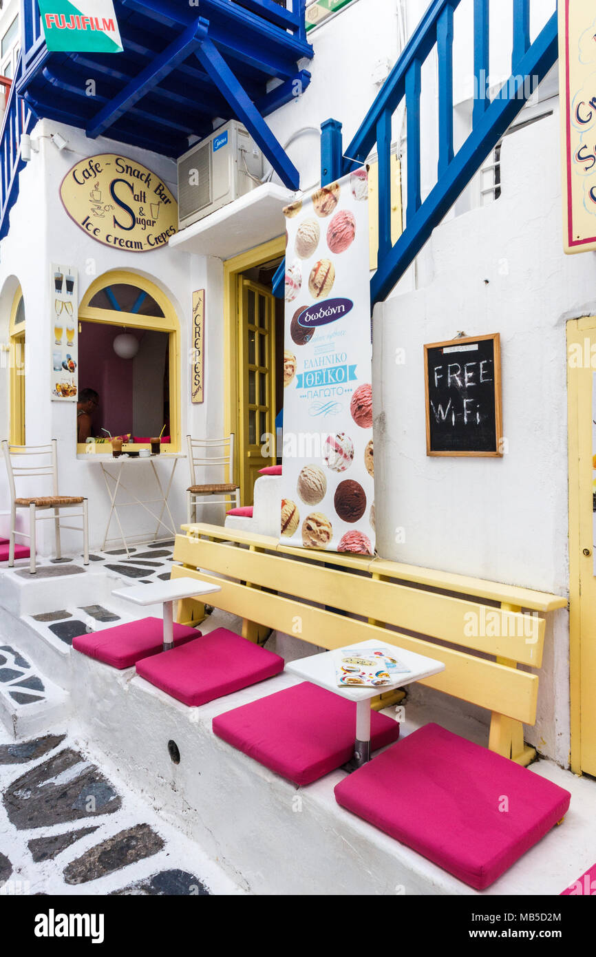 Sedi all'esterno cafe, Mykonos, Grecia Foto Stock