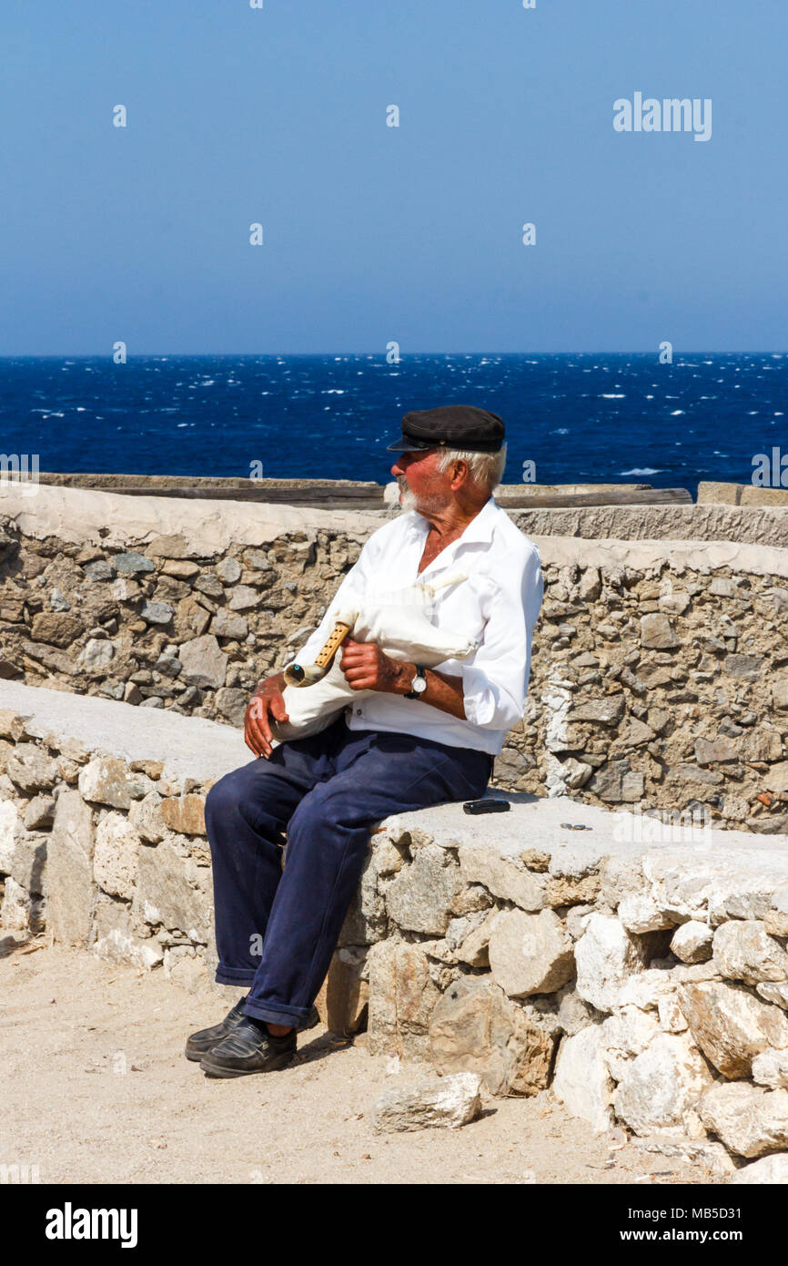 Il vecchio seduto sul muro immagini e fotografie stock ad alta risoluzione  - Alamy