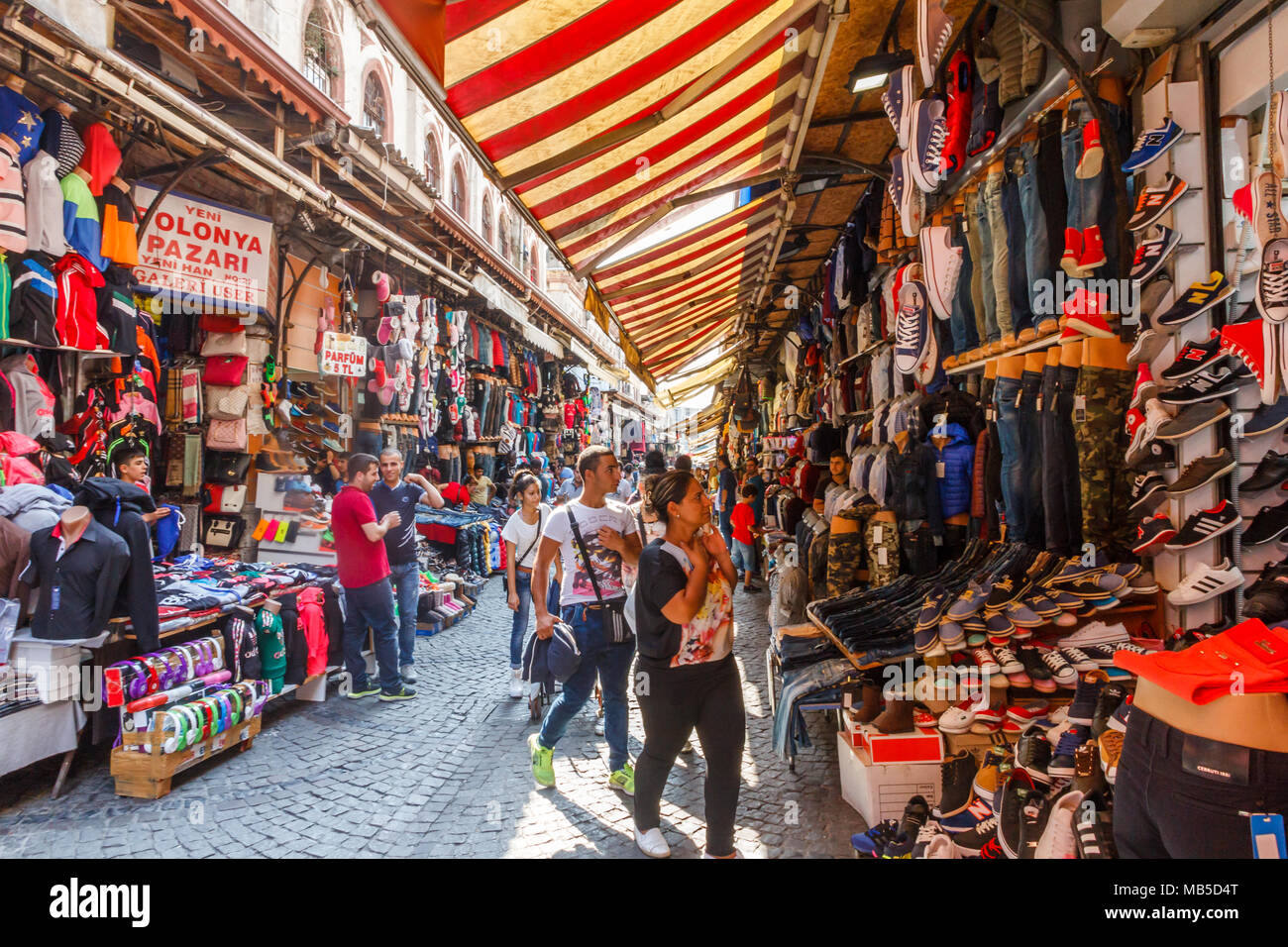 Affollata strada commerciale, Istanbul, Turchia Foto Stock