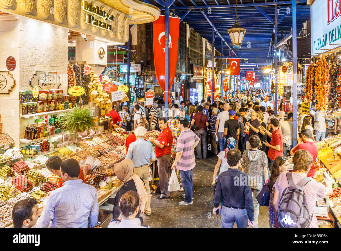 All'interno dell'affollato Bazar delle Spezie, Istanbul, Turchia Foto Stock