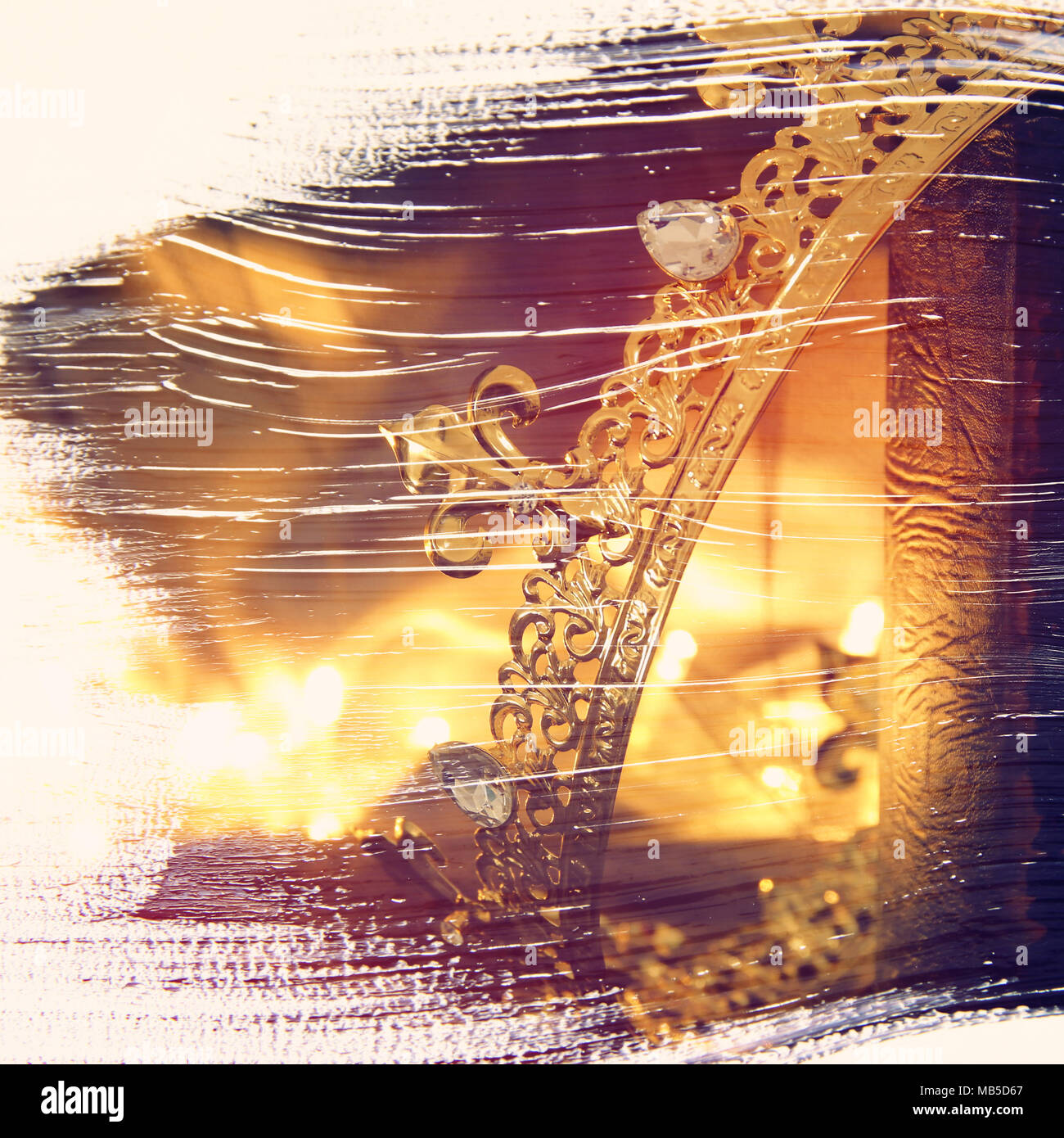 Abstract di immagine di splendida queen/king crown sul vecchio libro. fantasy periodo medievale. doppio effetto di esposizione Foto Stock