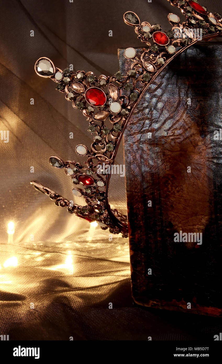Tasto basso immagine di splendida queen/king crown sul vecchio libro. fantasy periodo medievale Foto Stock